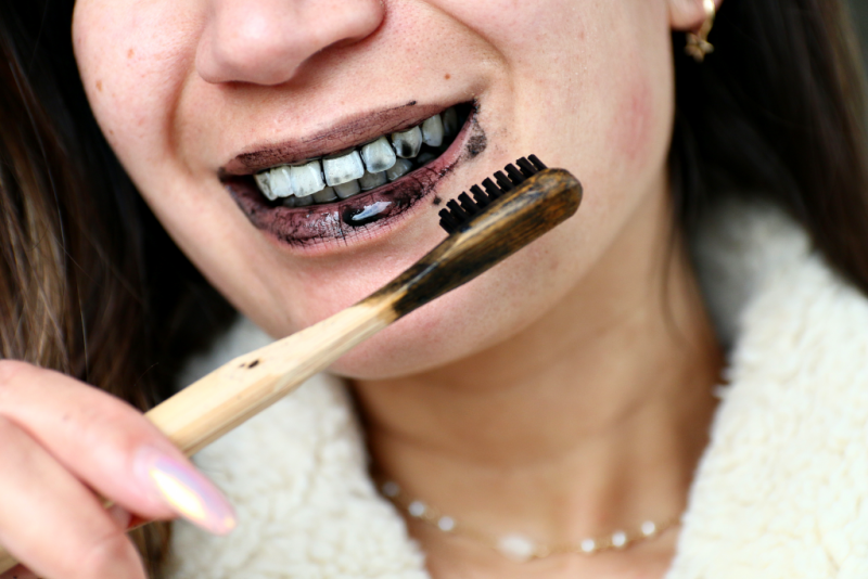 Gezichtsveld piramide inch Wittere tanden met houtskool, werkt dit nu echt? ⋆ Beautylab.nl