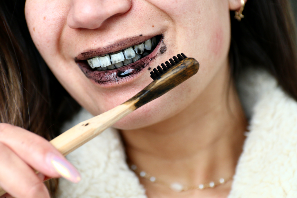 afschaffen Dreigend lila Wittere tanden met houtskool, werkt dit nu echt? ⋆ Beautylab.nl
